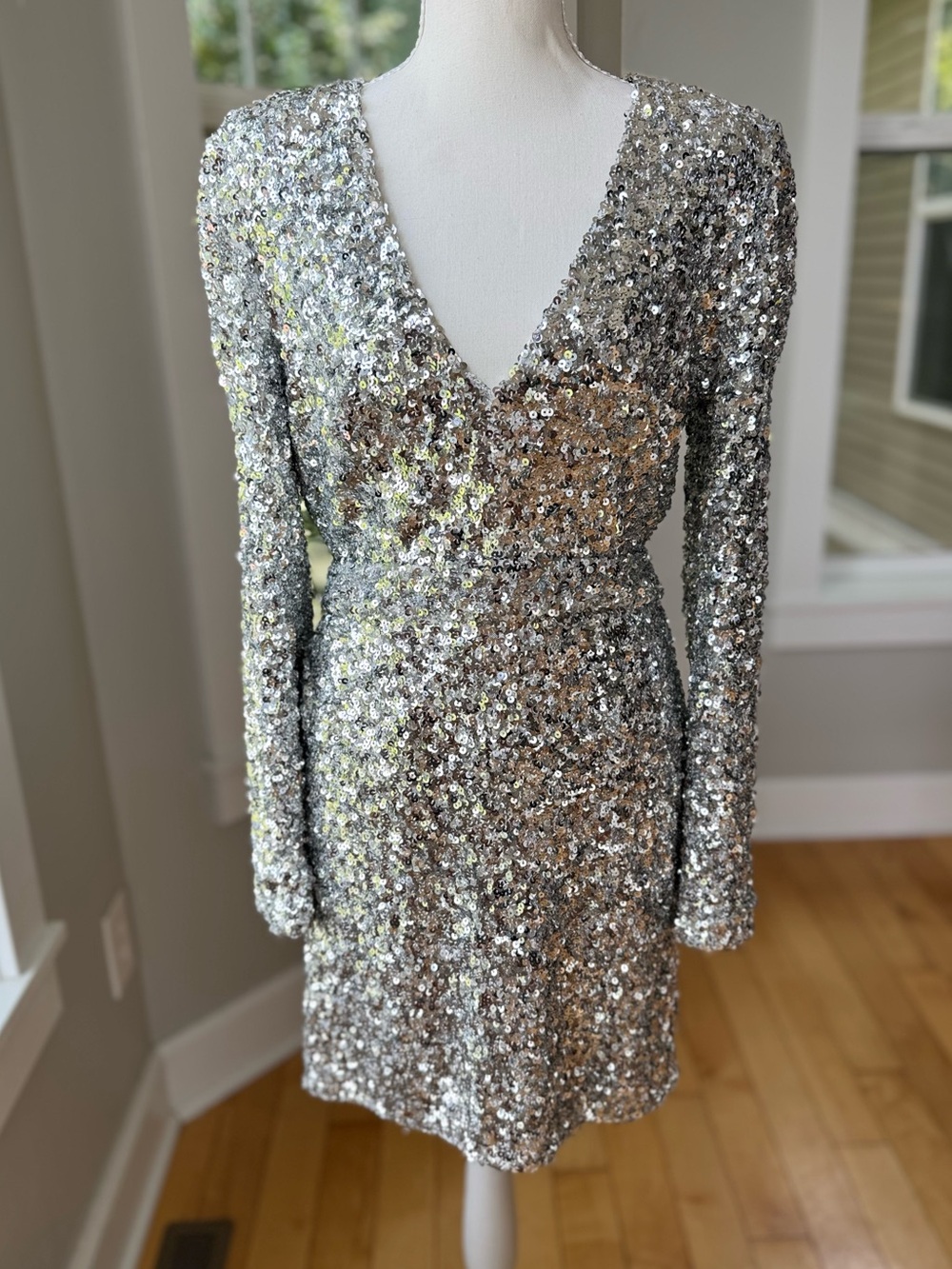 Lulu's Silver Sequin V-Neck Long Sleeve Mini Homecoming Dress Size Medium